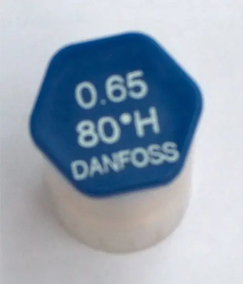 Blaue Düse mit hexagonalem Kopf, Beschriftung: 0.65 80°H Danfoss. Geeignet für Daikin Heizsysteme. Ansichtsseite auf weißem Hintergrund.